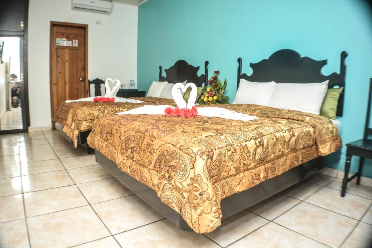 Uw Oasis Hotel La Ceiba Exterior photo